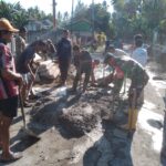 Gotong Royong Pulihkan Jalan Vital di Desa Selelos: Babinsa dan Warga Bersatu Bantu Petani