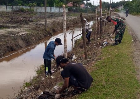 Babinsa Koramil 04/Meureubo Bantu Petani Buat Pagar Kebun Untuk Lindungi Tanaman Dari Serangan Ternak