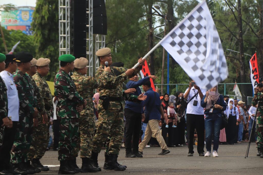 Partisipasi Babinsa Kodim 1006/Banjar Turut Meriahkan Dan Pengamanan Kirab Drumband Lokananta Genderang Suling Canka Lokananta Akmil Di Banjarbaru 