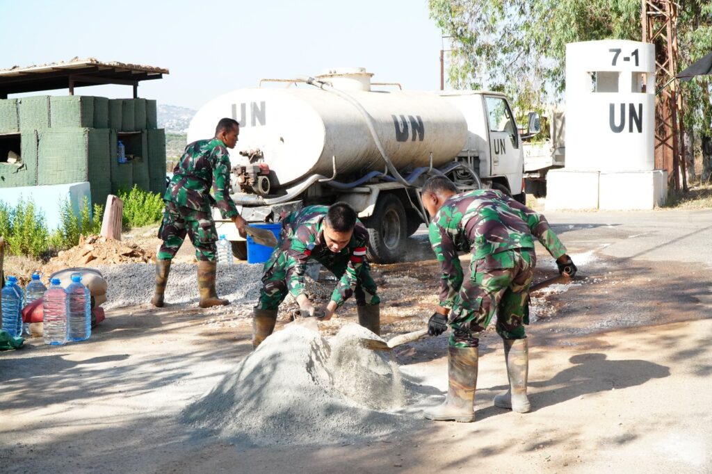 Backhoe Loader dan Cimic Indobatt XXIII-R Beraksi Atasi Masalah Jalan Utama di Adchit Al Qusayr