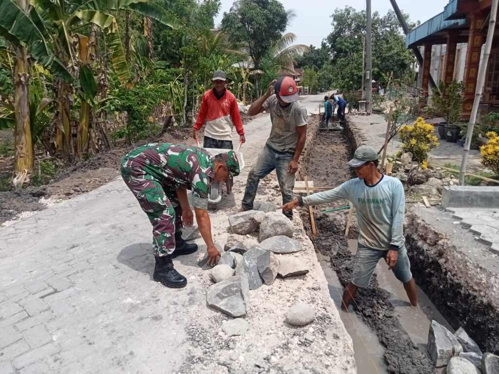 Babinsa Desa Pulerejo, Sertu Kusbianto, Bersama Warga Laksanakan Kerja Bakti Pembuatan Talut