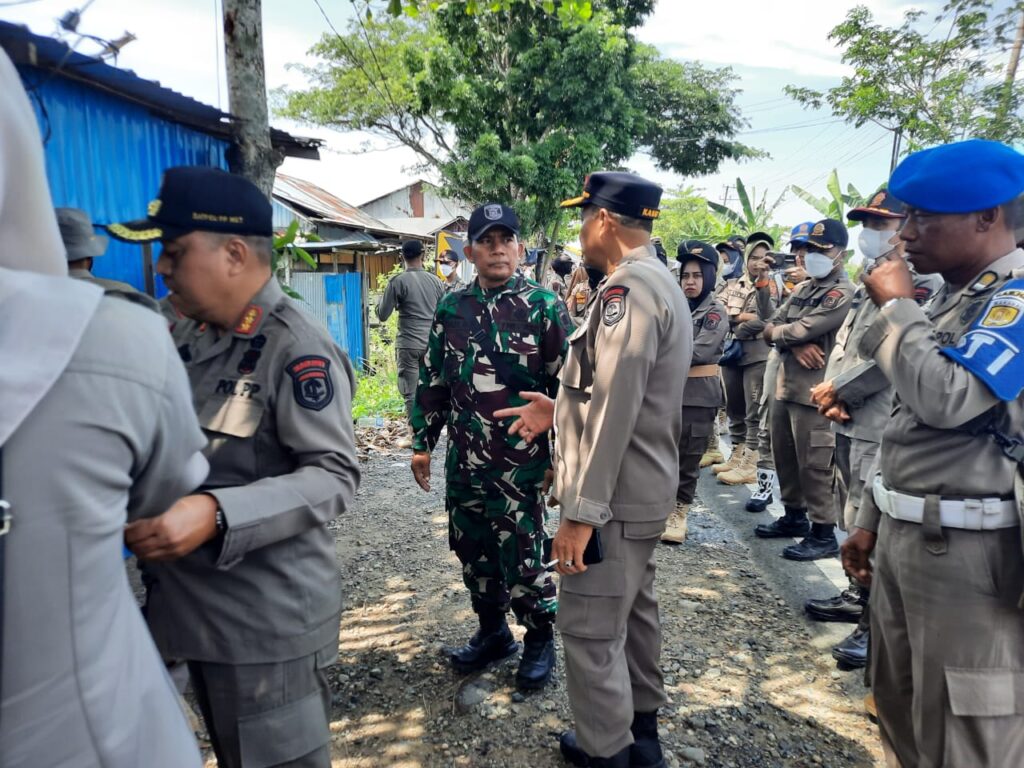 Personel Kodim 1002/HST Backup Penertiban Warung Remang-Remang di Sungai Buluh