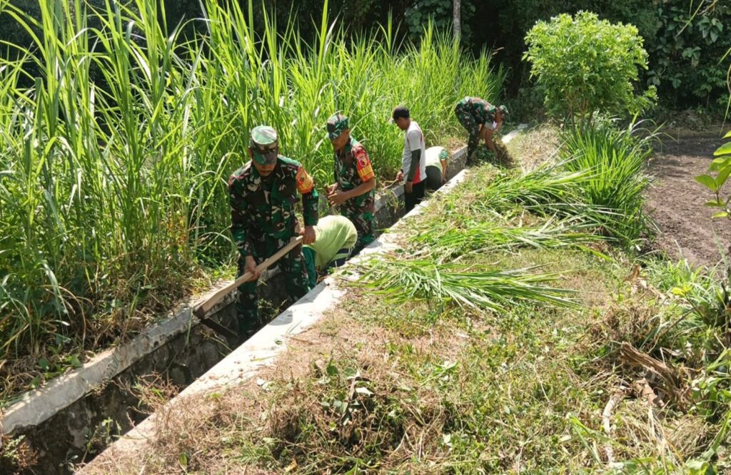 Babinsa Koramil 0808/02 Garum Bersama Warga Kelurahan Sumberdiren, Kerja Bakti Membersihkan Parit