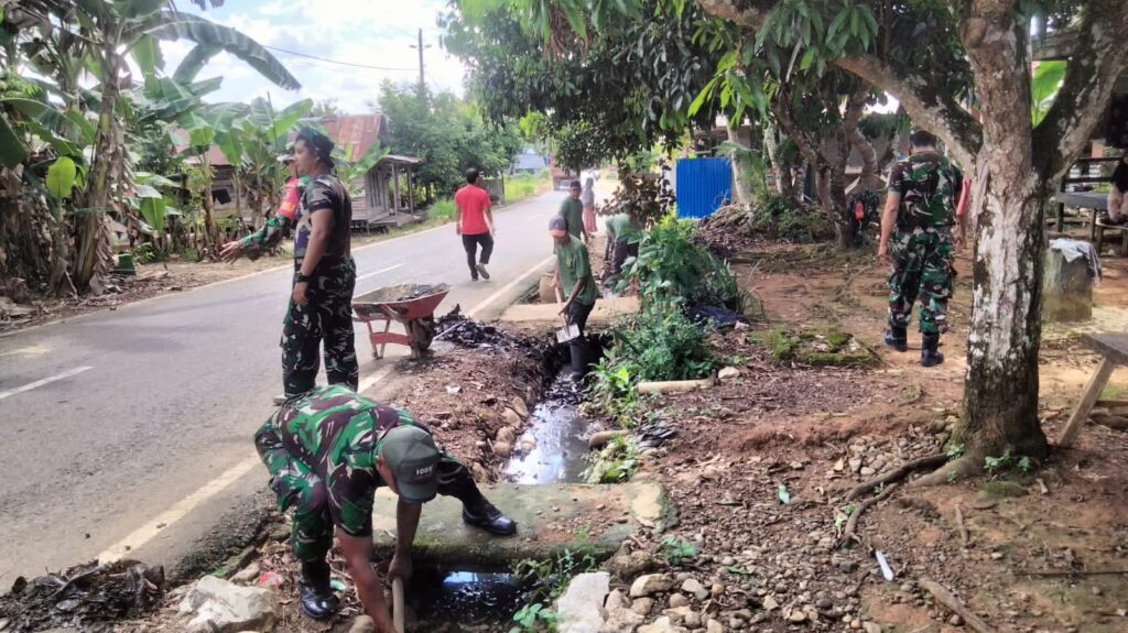 Koramil Batumandi Ajak Masyarakat Gotong Royong Bersihkan Parit Di wilayah binaan