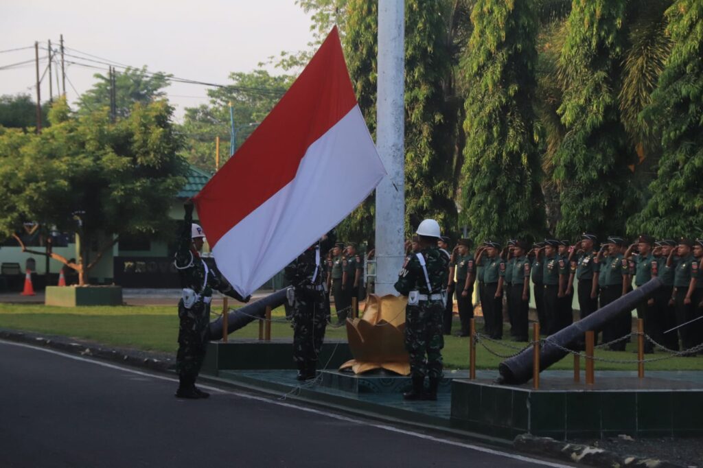 Gelar Upacara 17’an ” Pabung Kodim 1006/Banjar Bacakan Amanat Pangdam VI/Mulawarman 