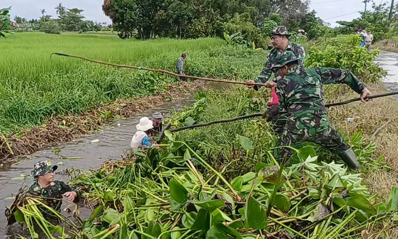 Karya Bakti Koramil Gambut ” Bantu Petani Dan Warga Betsihkan Aliran Sungai Untuk Persawahan 