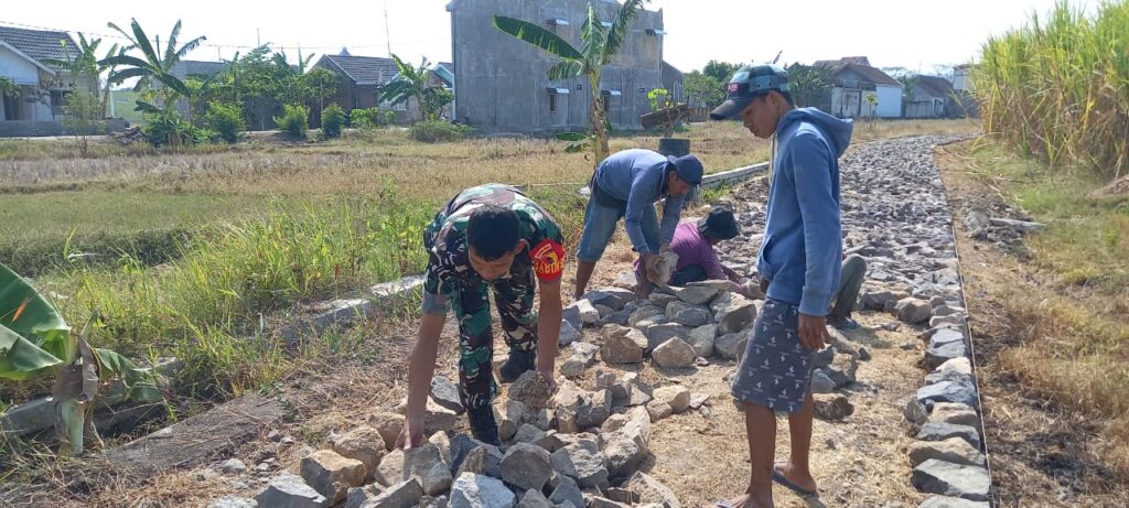 Babinsa Desa Kepet Laksanakan Karya Bakti Pengerasan Jalan di Dusun Kayang