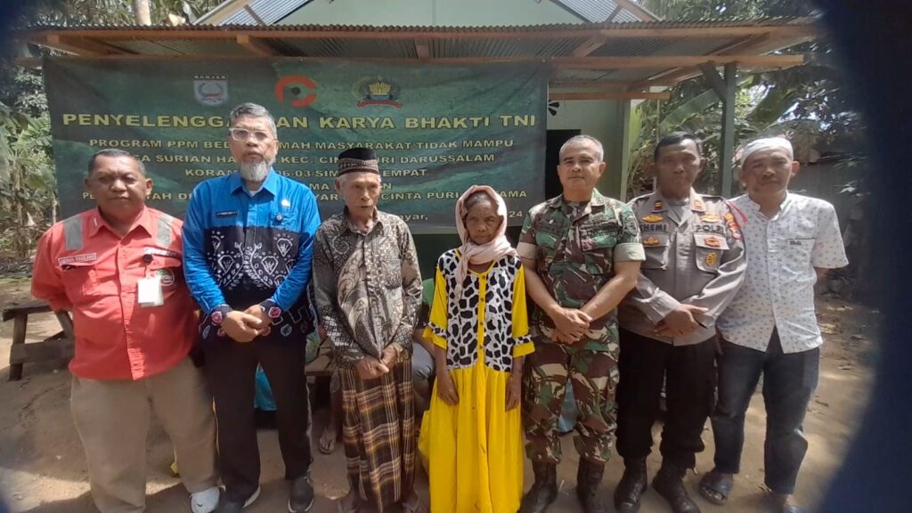 Karya Bakti TNI “Koramil Simpang Empat Bantu Renovasi Rumah Ibu Siti “