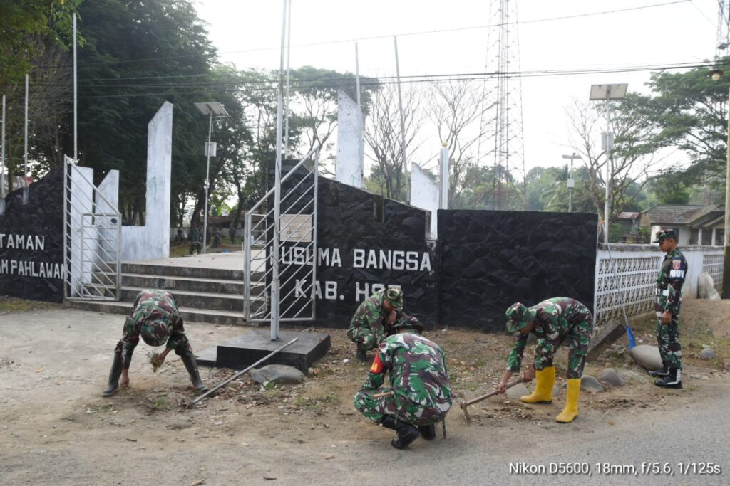 Sambut HUT ke-79 TNI, Kodim 1002/HST Dan Yonif 621 Bersihkan Taman Makam Pahlawan