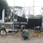 Sambut HUT ke-79 TNI, Kodim 1002/HST Dan Yonif 621 Bersihkan Taman Makam Pahlawan