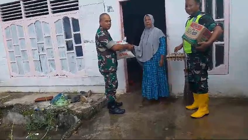 Aksi Sosial Prajurit Kodim 0105/Abar Berikan Bantuan Logistik Kepada Warga Yang Terimbas Banjir Akibat Hujan Lebat