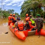 Tanggap Bencana Banjir Di Desa Napai, Dandim 0105/Abar Belah Banjir Menggunakan LCR