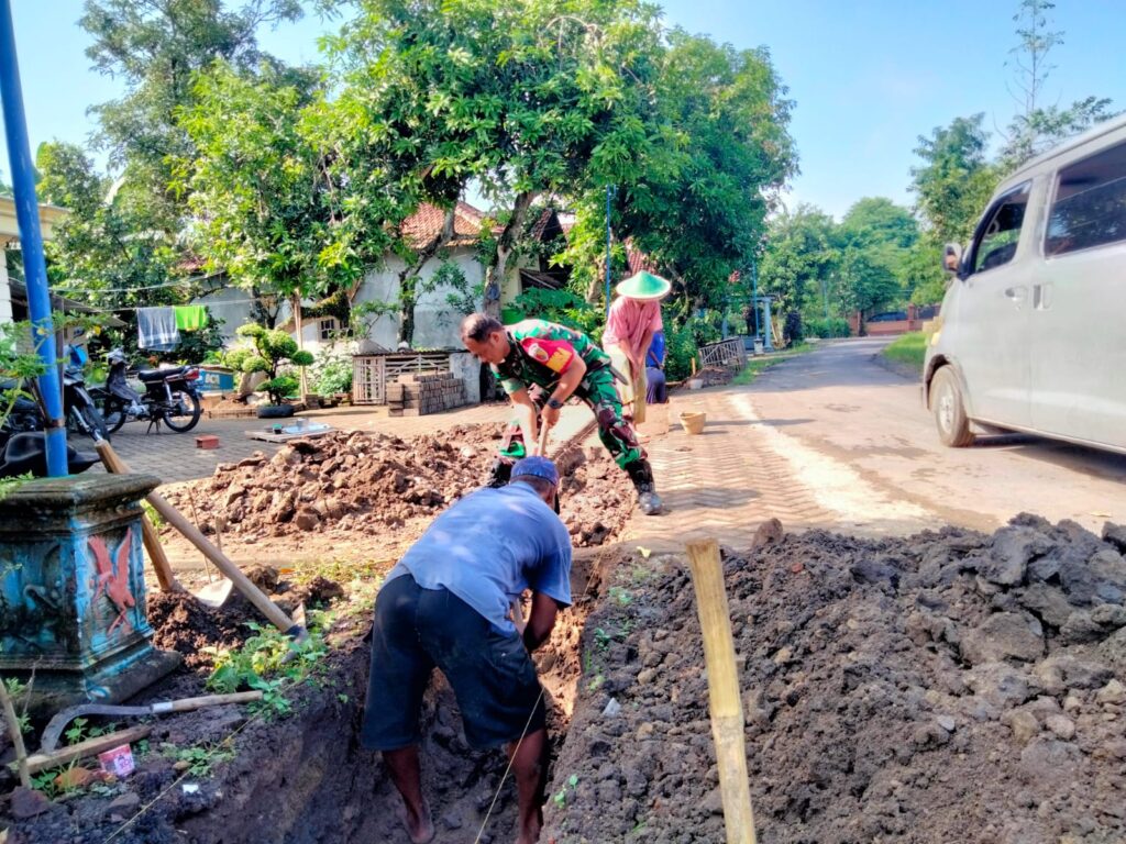 Kegiatan Kerja Bakti Pembuatan Selokan oleh Babinsa Desa Ngengor