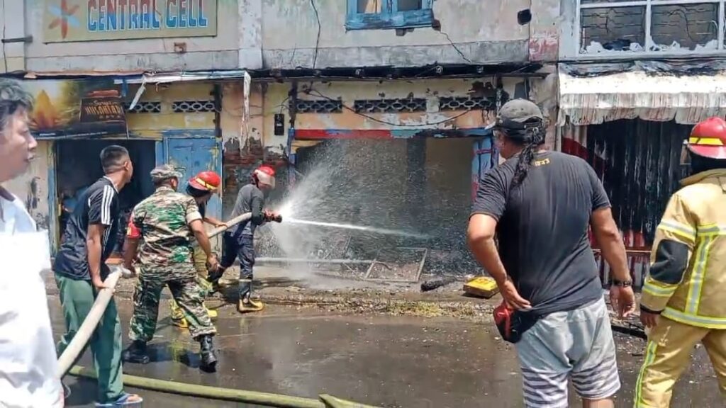 Sinergi TNI, Polri, dan Warga Cegah Kebakaran Meluas di Ruko Gerung, Lombok Barat