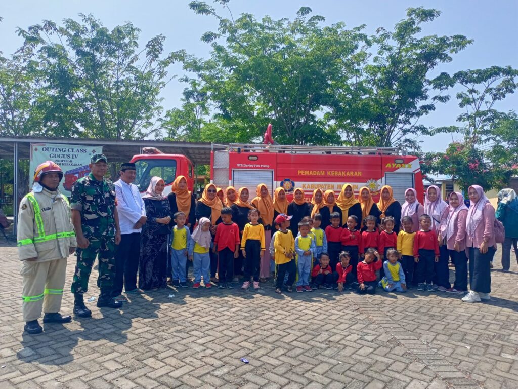 Babinsa Desa Golan Dampingi Sosialisasi Outing Class Siswa TK dan KB.