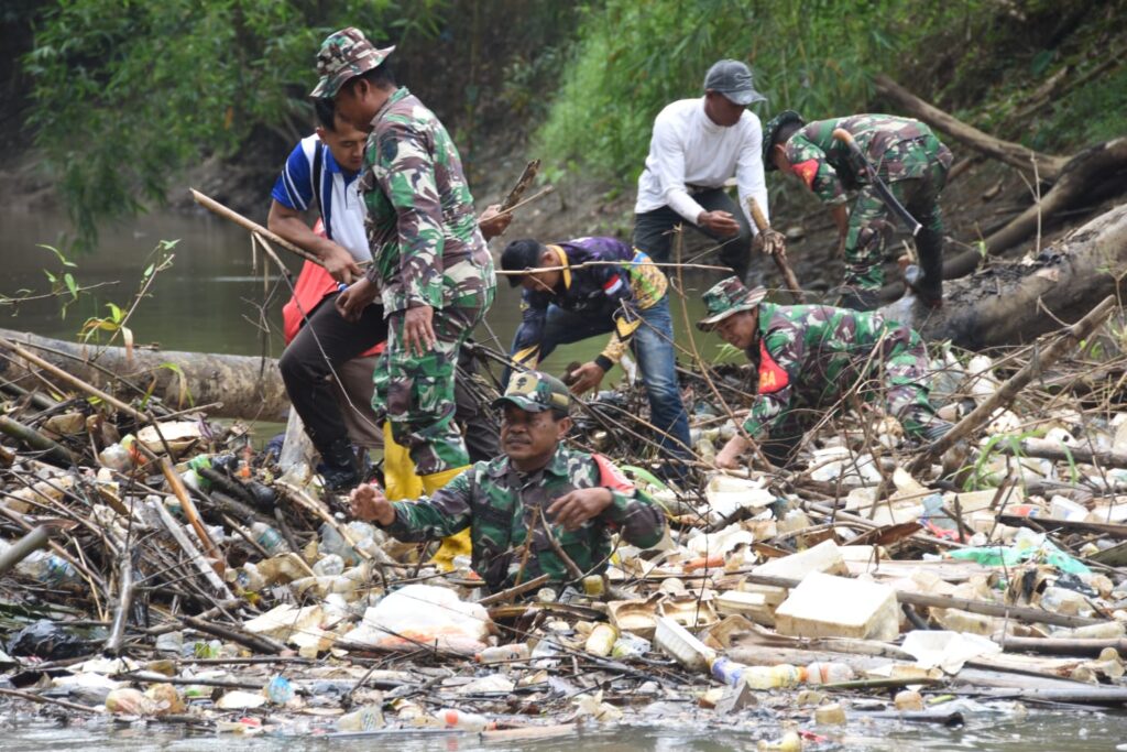 Kodim 1002/HST Gelar Karya Bakti Bersih-bersih Sungai, Wujud Sinergi TNI dan Masyarakat