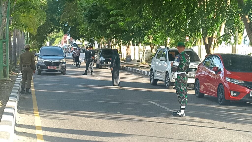 Aparat Gabungan TNI – Polri Dan Satpol PP/WH Aceh Barat Tertibkan Busana Muslim Sesuai Qanun No. 11 Tahun 2002