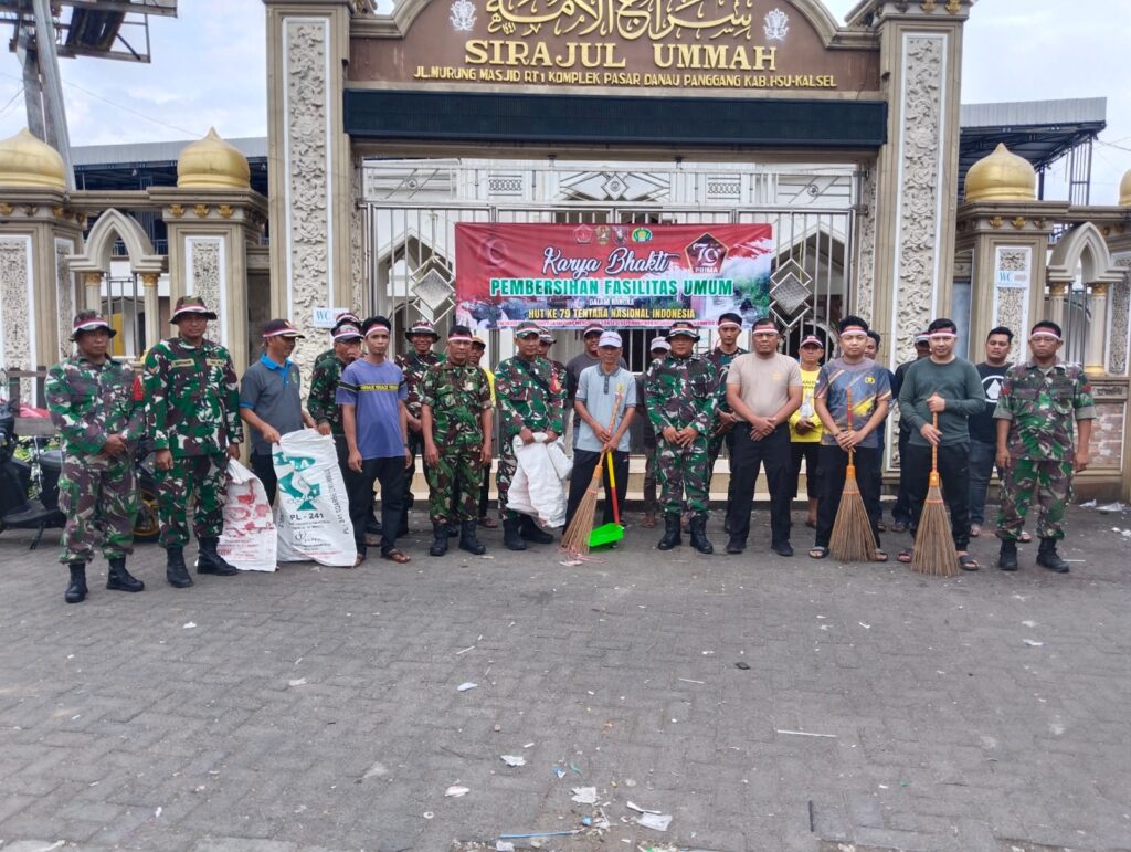 Karya Bakti HUT TNI Ke 79 Kodim 1001/HSU-BLG, Masjid Sirajul Ummah Jadi Sasaran Pembersihan Oleh Personil Gabungan