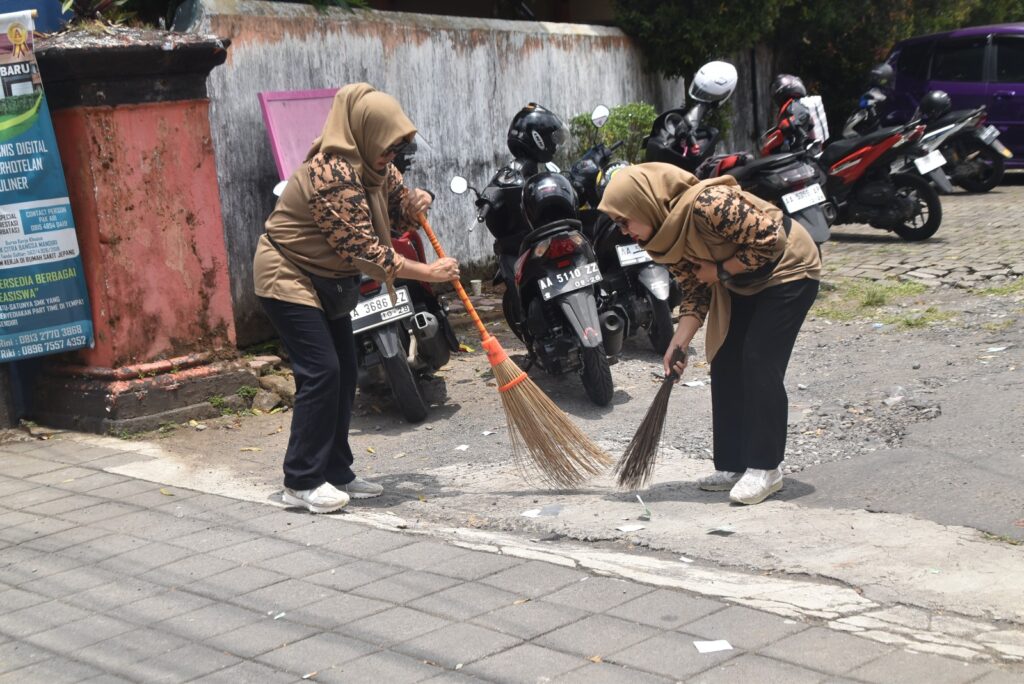 Dandim dan Ketua Persit Pimpin Langsung Pembersihan Usai Fun Bike HUT TNI ke-79