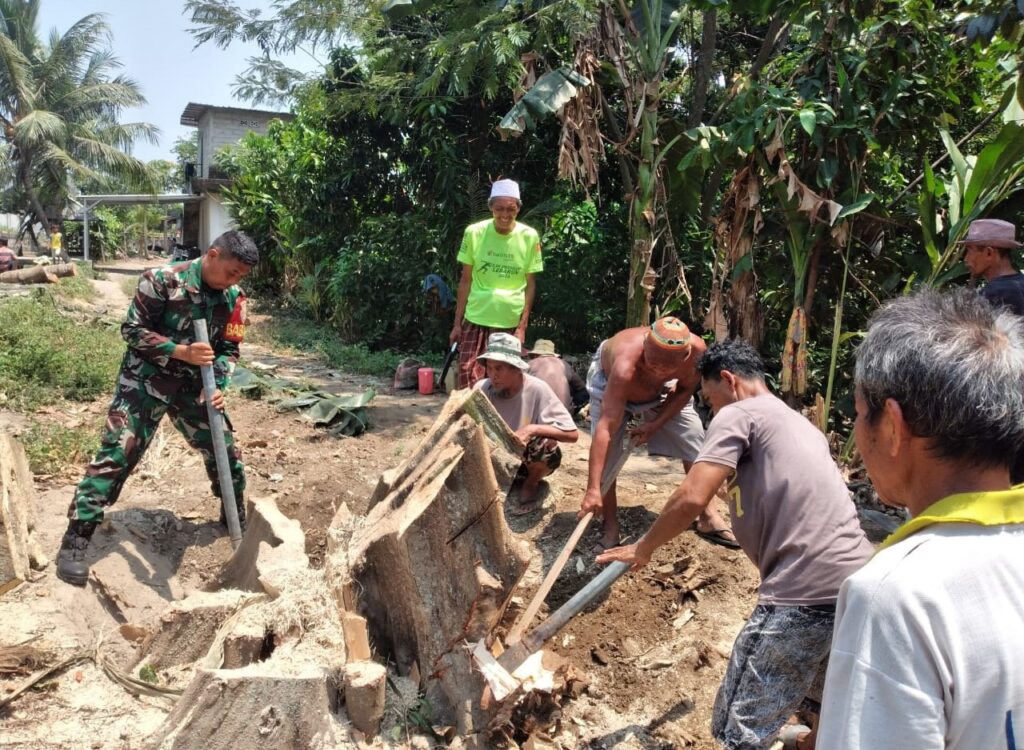 Gotong Royong Babinsa dan Warga Geguntur Reban, Mempermudah Akses Air Bersih