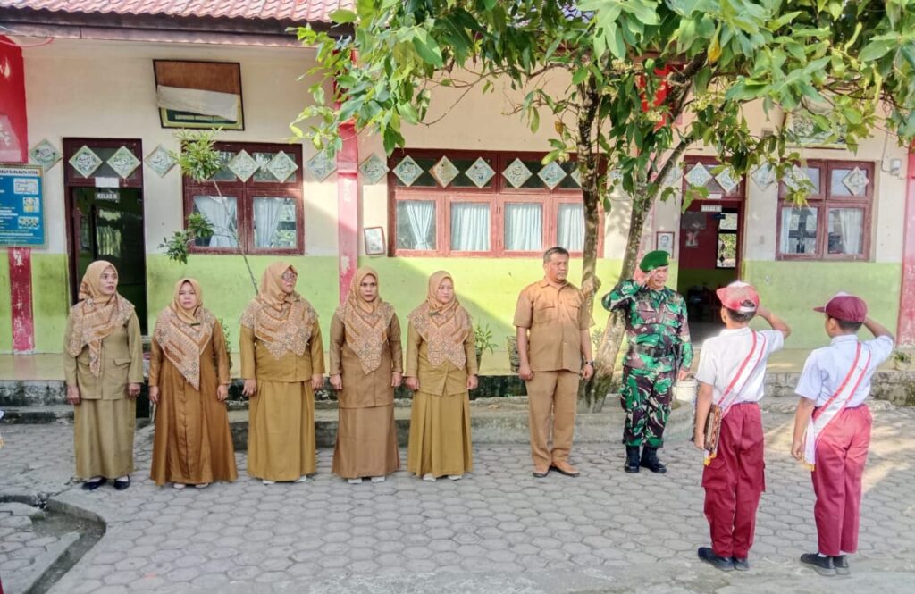 Upacara Bendera Di Sekolah, Dandim 0105/Abar Melalui Babinsa Ajak Pelajar Kenang Pahlawan Revolusi