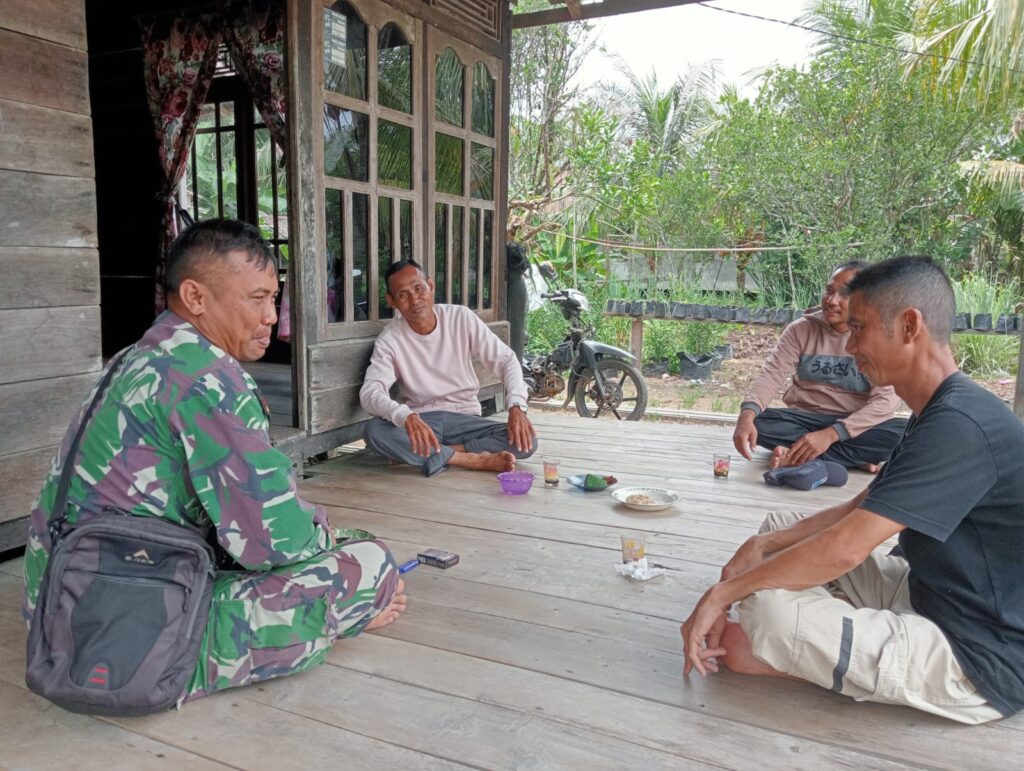 Pantau Wilayah, Babinsa Koramil Simpang Hilir Sampaikan Pesan Kamtibmas Kepada Warga.