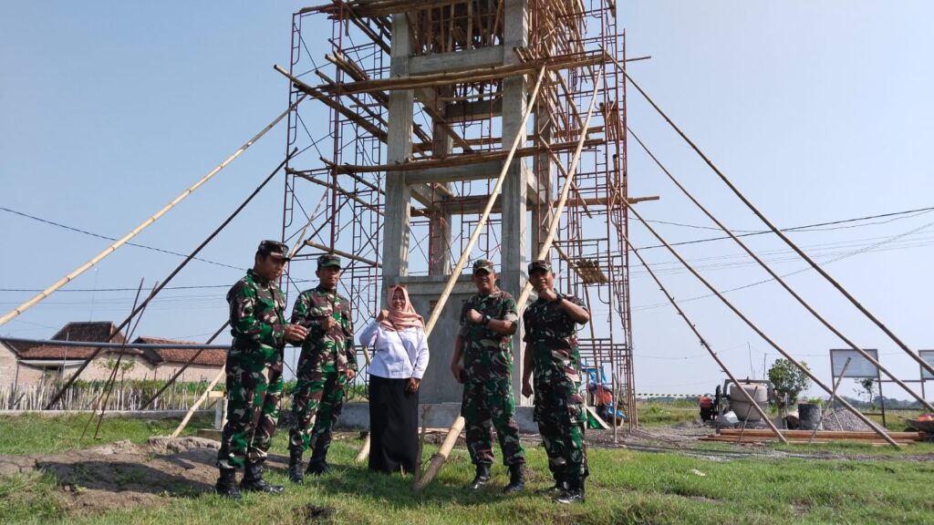 Danramil Kebonsari Pastikan Pengerjaan Sumur Bor Program TNI Manunggal Air Selesai Tepat Waktu.