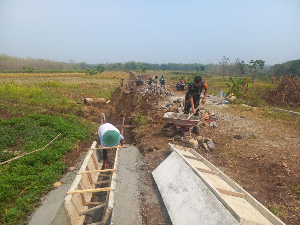 Babinsa Desa Kepet Gotong royong Bersama Warga Dalam Pembangunan Selokan Irigasi