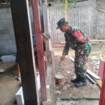 Karya Bakti TNI, Babinsa Bantu Renovasi Rumah Warga di Desa Kedungrejo.