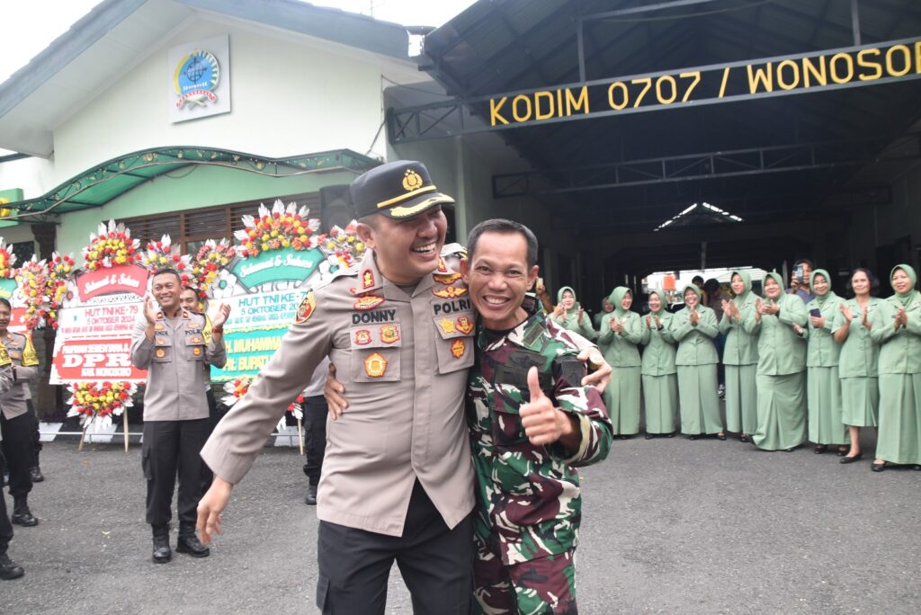 Polres Wonosobo Beri Kejutan HUT TNI ke-79 ke Kodim 0707 dengan Kue dan Tumpeng