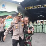 Polres Wonosobo Beri Kejutan HUT TNI ke-79 ke Kodim 0707 dengan Kue dan Tumpeng