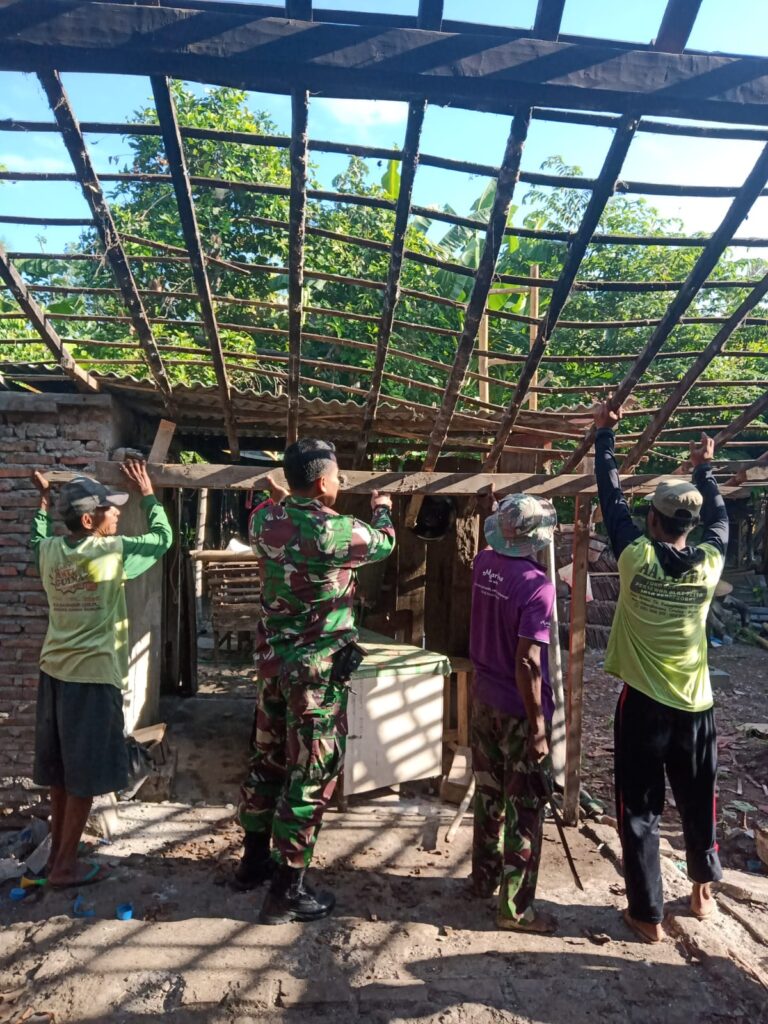 Jalin Kedekatan Dengan Warga, Babinsa Desa Gandul Ikut Kerja Bakti Renovasi Rumah