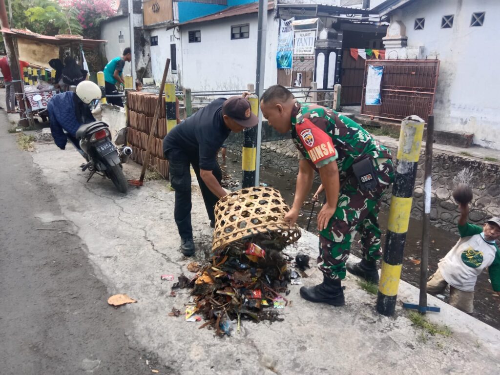 Warga Karang Kelok Baru Bersatu Antisipasi Banjir: Sinergi TNI-Polri dan Masyarakat Bersihkan Kali Ning