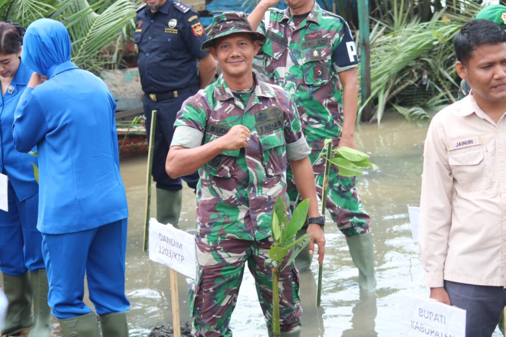 HUT Ke-79 Tentara Nasional Indonesia, Kodim 1203/Ktp Bersama Lanal Ketapang Kembali Mengelar Beragam Kegiatan Bakti Sosial Di Pantai Celincing Ketapang