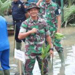 HUT Ke-79 Tentara Nasional Indonesia, Kodim 1203/Ktp Bersama Lanal Ketapang Kembali Mengelar Beragam Kegiatan Bakti Sosial Di Pantai Celincing Ketapang