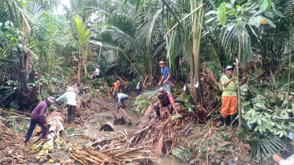 TNI Bersih-Bersih Sungai Di Desa Ayuang