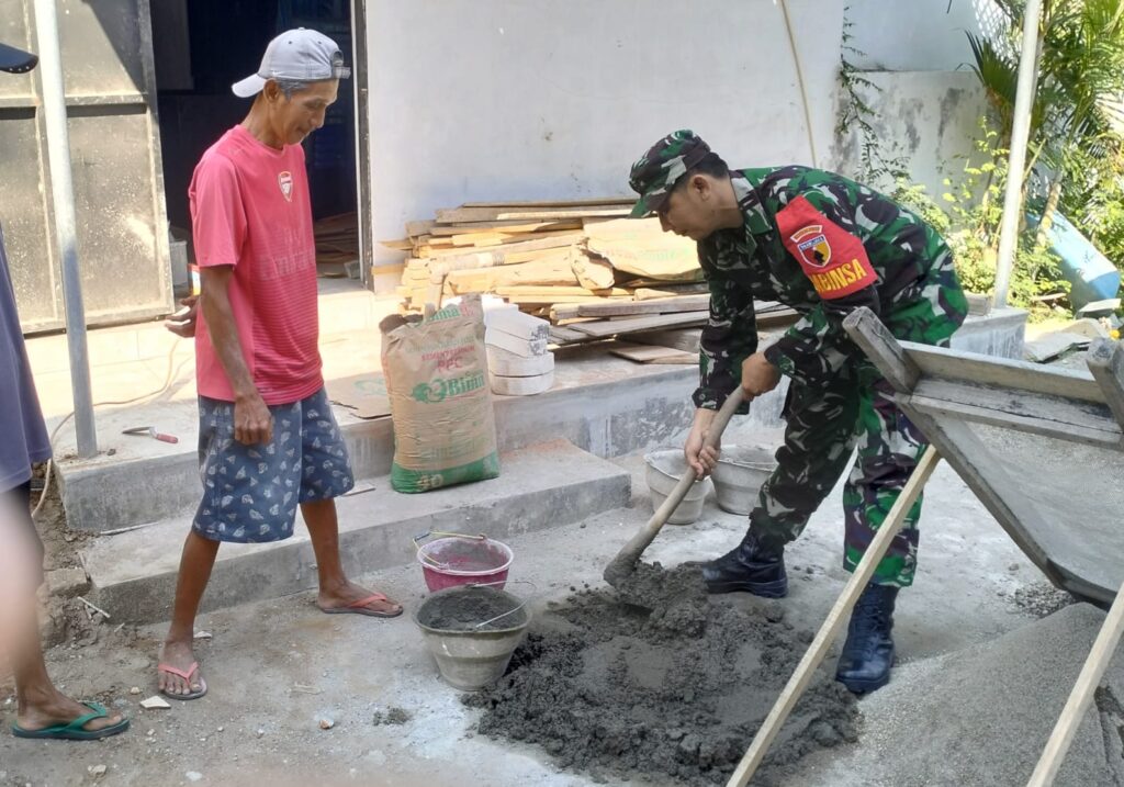 Babinsa Inisiasi Kerja Bakti Perbaikan Rumah Warga di Desa Jatisari 