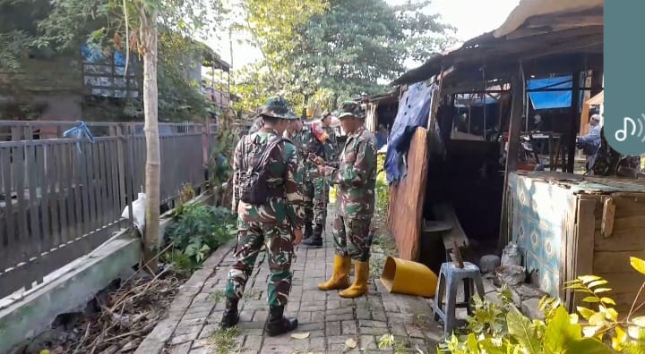 Jaga Lingkungan Tetap Bersih Dan Nyaman Babinsa Sungai Pinang Sisir Rumah Bersihkan Sampah Draenase Pekarangan Warga 