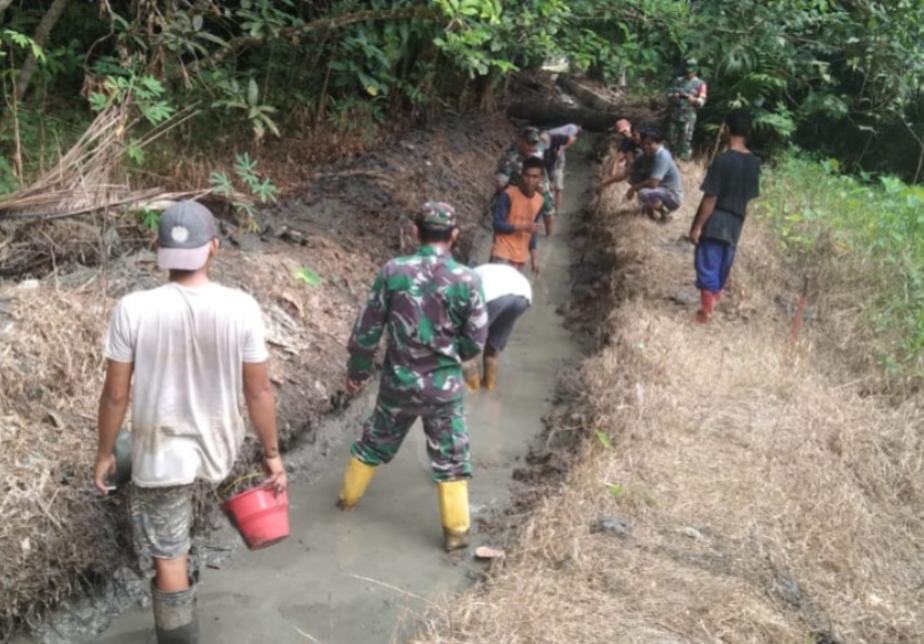 TNI dan Petani Desa Andang Bersatu Padu Jaga Sumber Air Pertanian