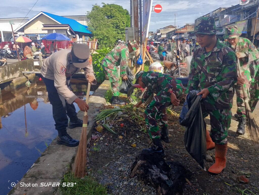 Peringati Dirgahayu HUT TNI Ke – 79, Kodim 0105/Abar Motori Gotong Royong Bersihkan Areal Pasar Bina Usaha Meulaboh