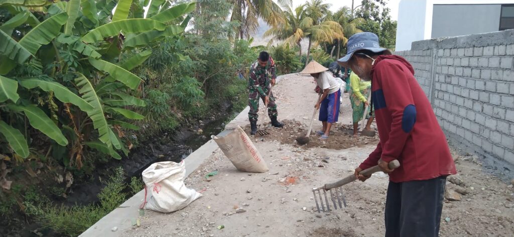 Sinergi Babinsa dan Warga: Dorong Kemajuan Pertanian Lewat Pembangunan Infrastruktur Desa