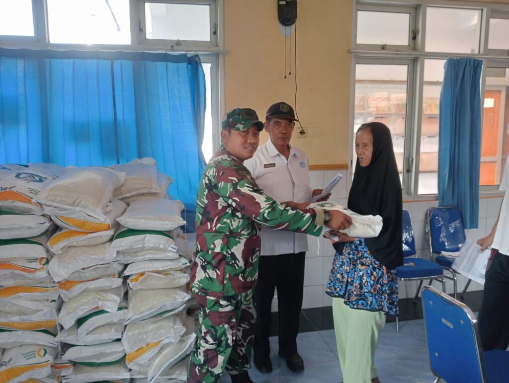 Pengamanan Penyaluran Bantuan Cadangan Pangan Oleh Babinsa di Kelurahan Kelun