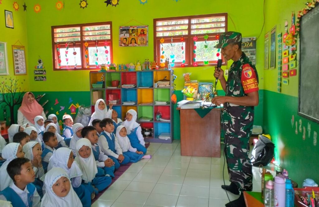 Peduli Anak Di Usia Dini, Serka Uun Susilo Kenalkan Profesi TNI Di TK Desa Ngrejo