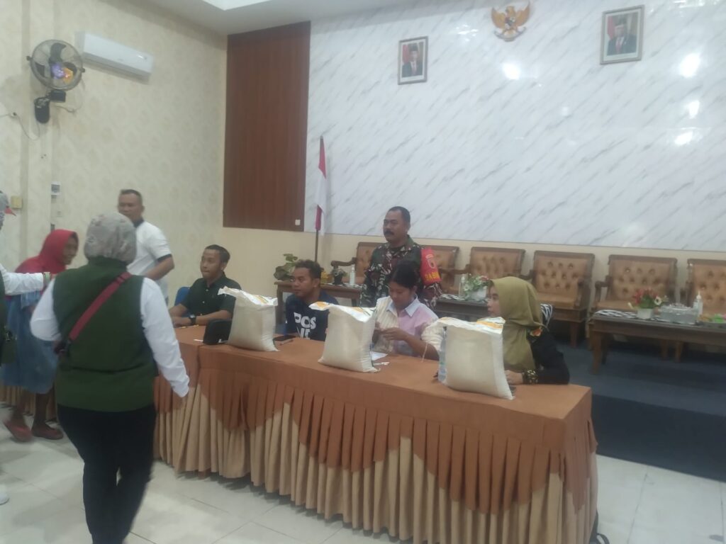 Babinsa Rejomulyo Dampingi Penyaluran Bantuan Cadangan Pangan Bagi 512 KPM.