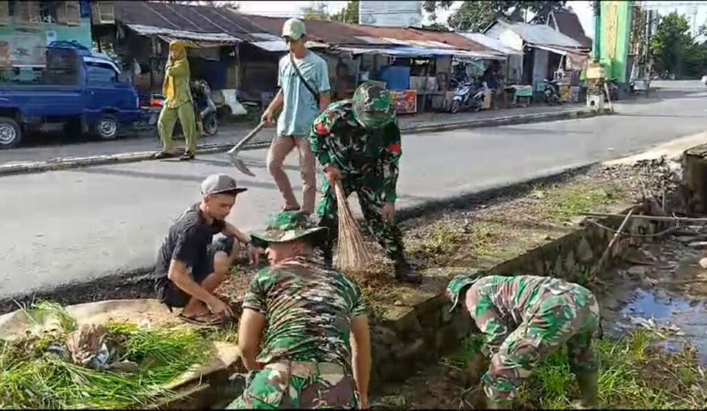 Lingkungan Kantor Desa Kaliukan Kembali Dibersihkan   ” Batuud Koramil Astambul Untuk Kenyamanan Layanan Masyarakat 