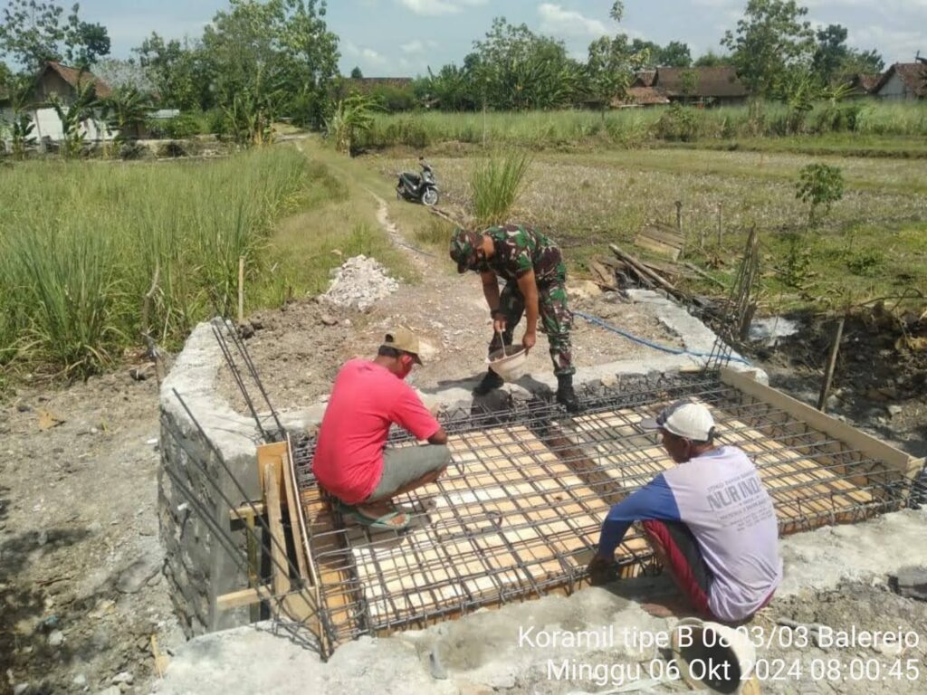 Babinsa Sogo Kerja Bakti Bersama Warga Bangun Jembatan