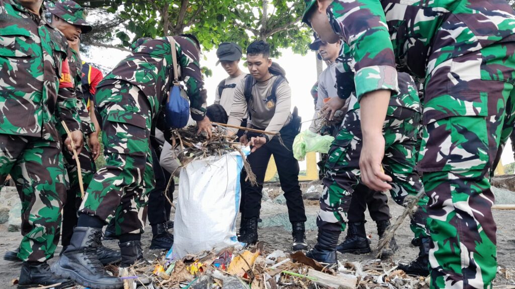 TNI Bersama Masyarakat Gelar Karya Bakti Pembersihan Pantai Loang Baloq, Semarakkan HUT Ke-79