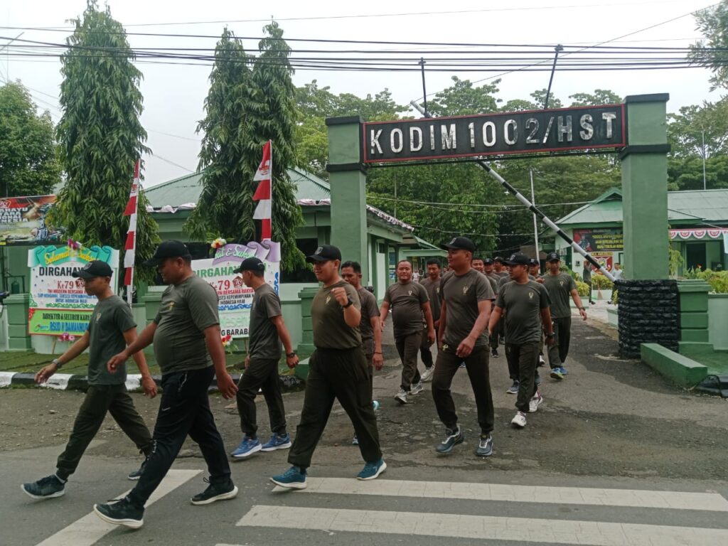 Kodim 1002/HST Gelar Lari Jalanan Jaga Kebugaran Prajurit