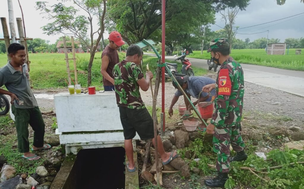 Perbaikan Tiang Lampu Jalan di Desa Kuwu oleh Babinsa dan Masyarakat.