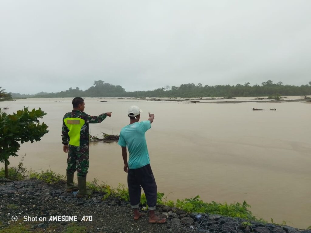 Jamin Ketenangan Warga Di Musim Hujan, Babinsa Posramil 05/PC Langsung Turun Cek Debet Air Sungai